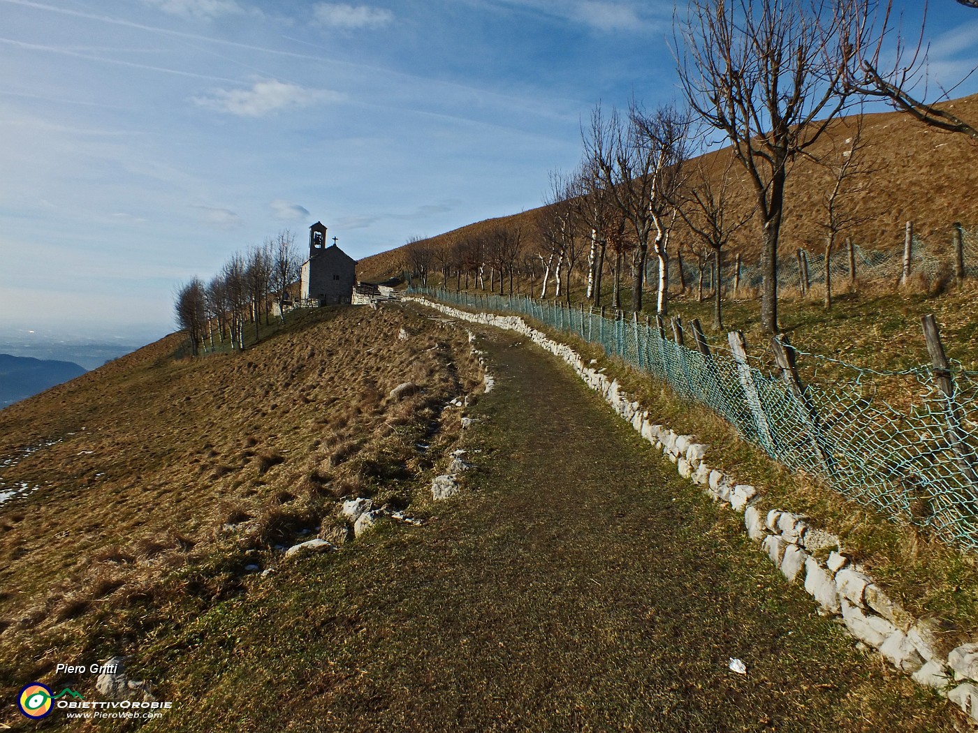 37 Verso la chiesetta del Linzone.JPG